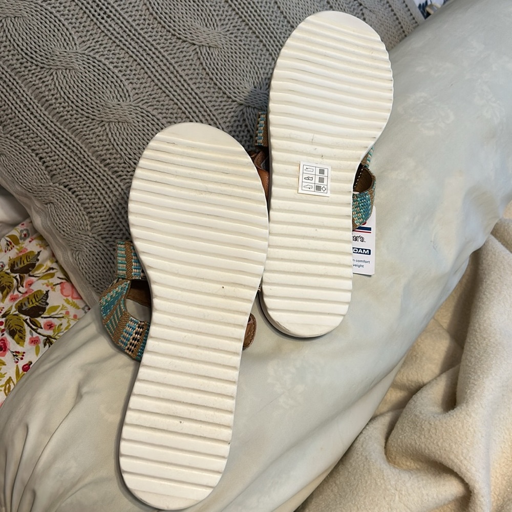 New with tags Bobs size w10 sandals - Picture 4 of 5